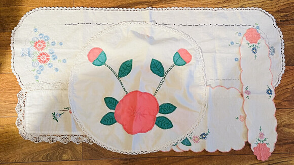 VINTAGE Hand Stitched DoilyLot - Picture 1 of 9